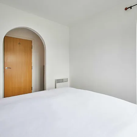 Host & - Maddren Way Apartment *